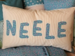 Namenskissen „Westfalenstoffe“ altrosa Streifen und blauen Buchstaben
